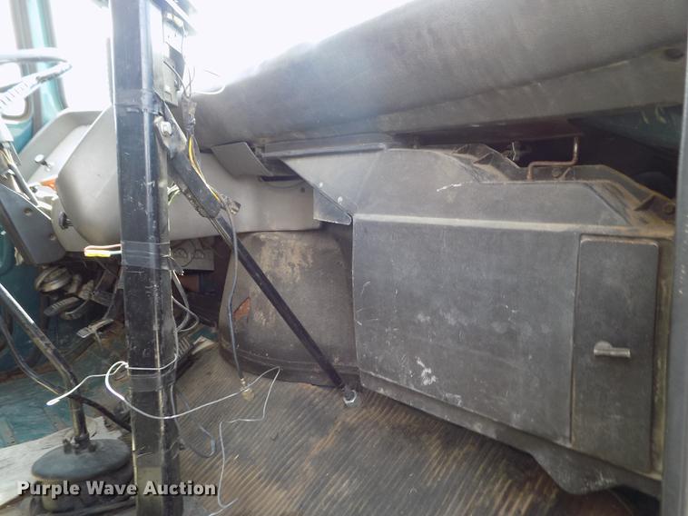 image for item ER9083 1972 Ford 750 grain truck