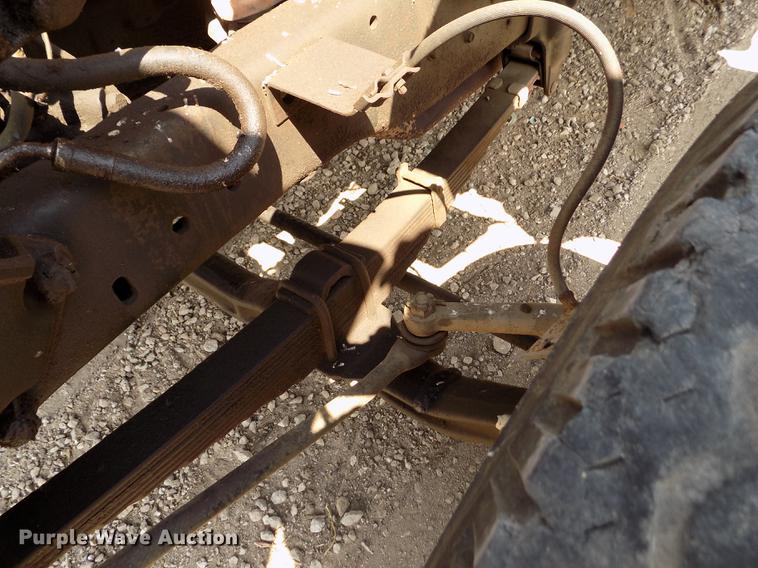 image for item ER9083 1972 Ford 750 grain truck