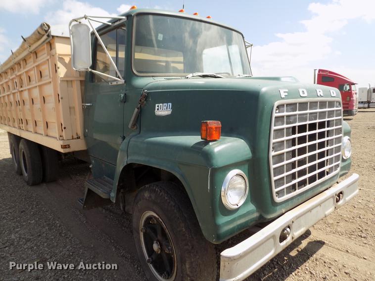 image for item ER9083 1972 Ford 750 grain truck