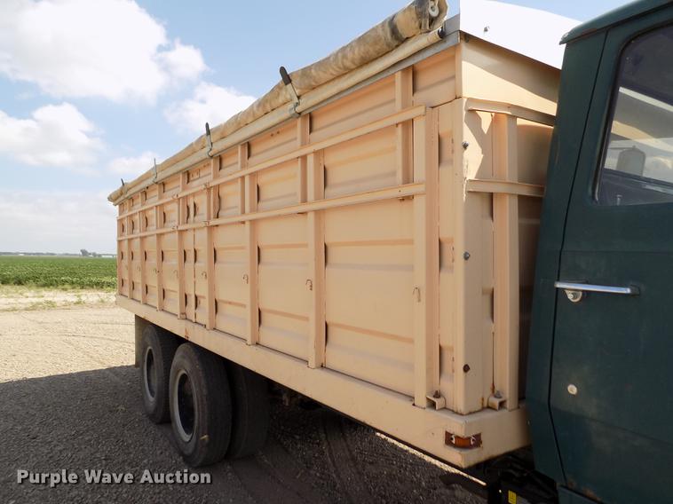 image for item ER9083 1972 Ford 750 grain truck