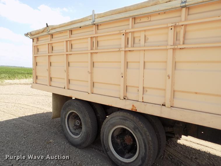 image for item ER9083 1972 Ford 750 grain truck