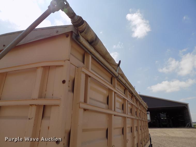 image for item ER9083 1972 Ford 750 grain truck