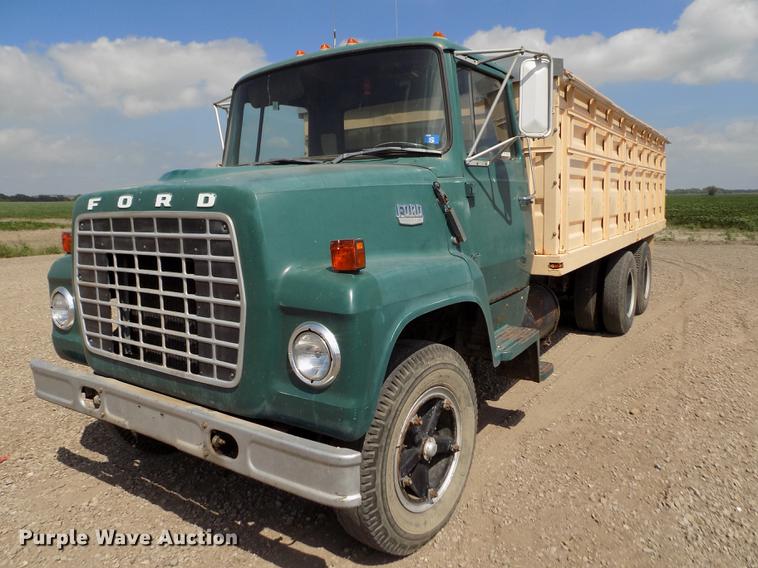 image for item ER9083 1972 Ford 750 grain truck