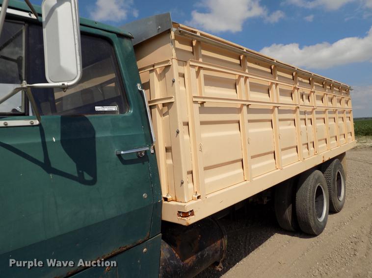 image for item ER9083 1972 Ford 750 grain truck