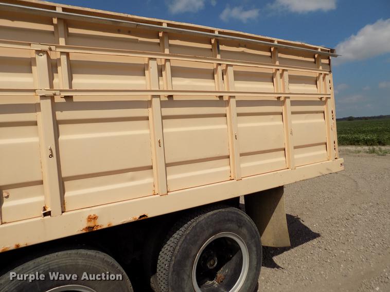 image for item ER9083 1972 Ford 750 grain truck