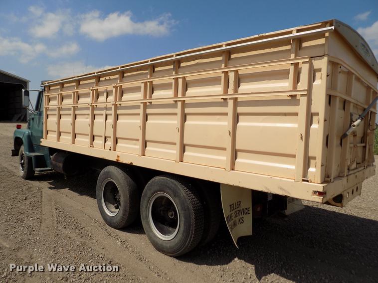 image for item ER9083 1972 Ford 750 grain truck