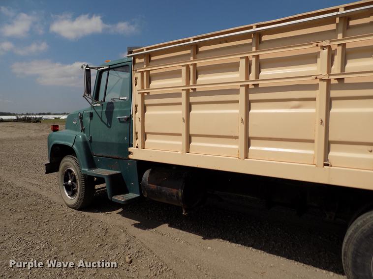image for item ER9083 1972 Ford 750 grain truck