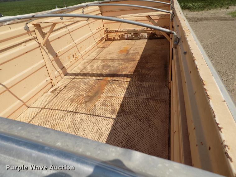 image for item ER9083 1972 Ford 750 grain truck