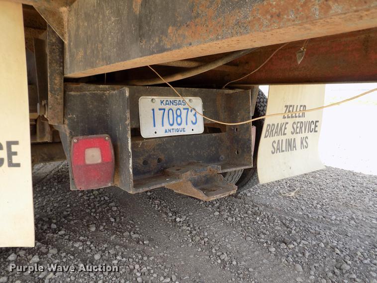 image for item ER9083 1972 Ford 750 grain truck