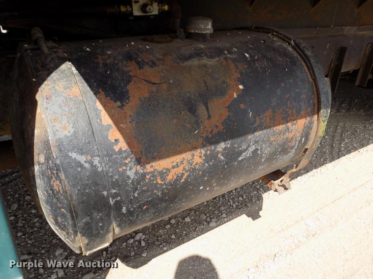 image for item ER9083 1972 Ford 750 grain truck