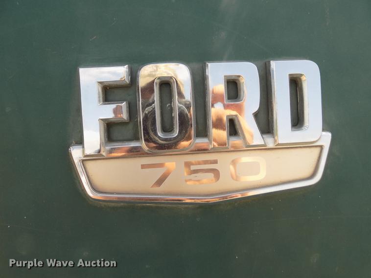 image for item ER9083 1972 Ford 750 grain truck