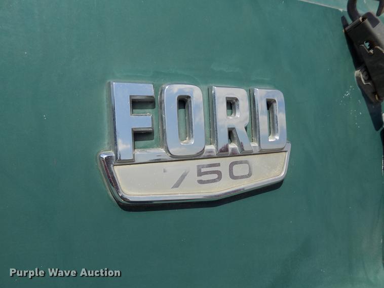image for item ER9083 1972 Ford 750 grain truck