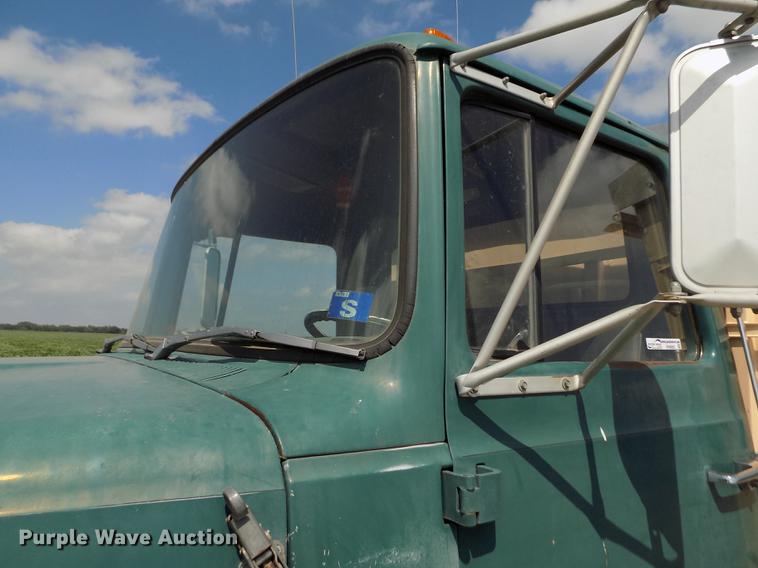 image for item ER9083 1972 Ford 750 grain truck