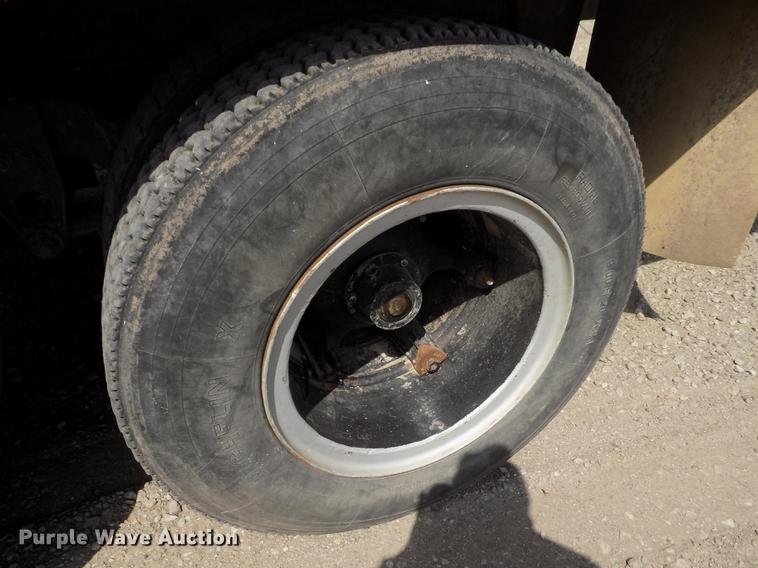 image for item ER9083 1972 Ford 750 grain truck