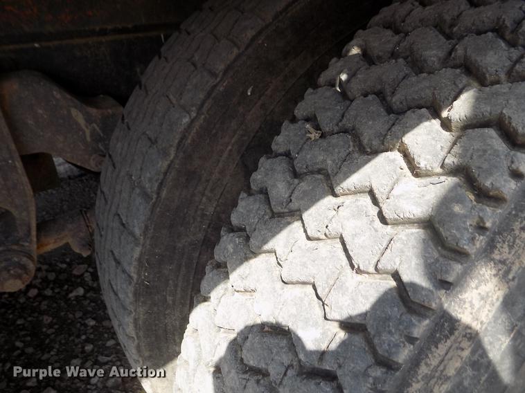 image for item ER9083 1972 Ford 750 grain truck