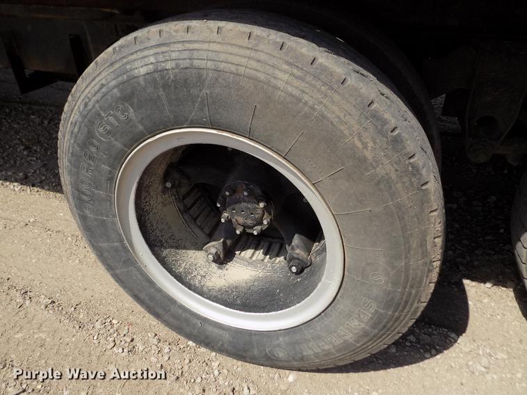 image for item ER9083 1972 Ford 750 grain truck