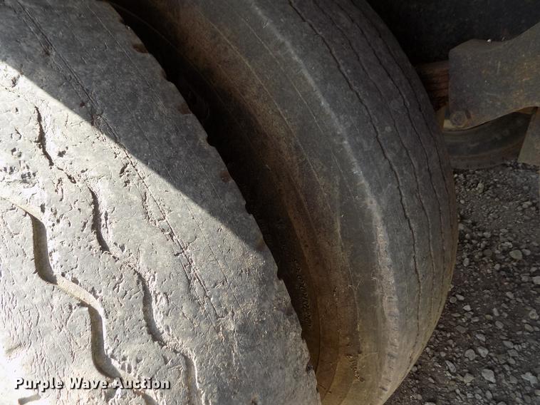 image for item ER9083 1972 Ford 750 grain truck