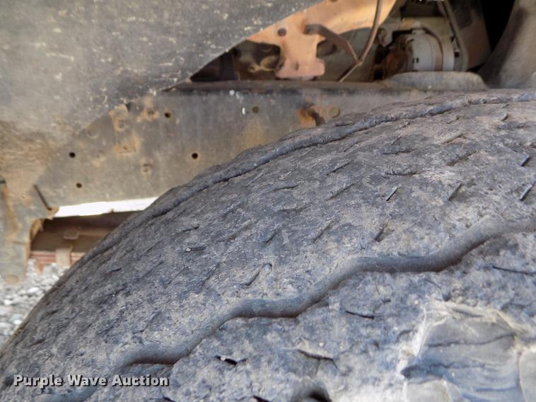 image for item ER9083 1972 Ford 750 grain truck