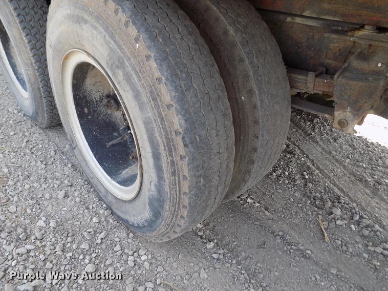 image for item ER9083 1972 Ford 750 grain truck