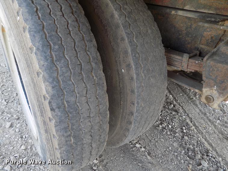 image for item ER9083 1972 Ford 750 grain truck