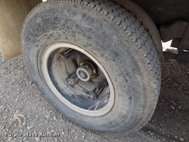 image for item ER9083 1972 Ford 750 grain truck