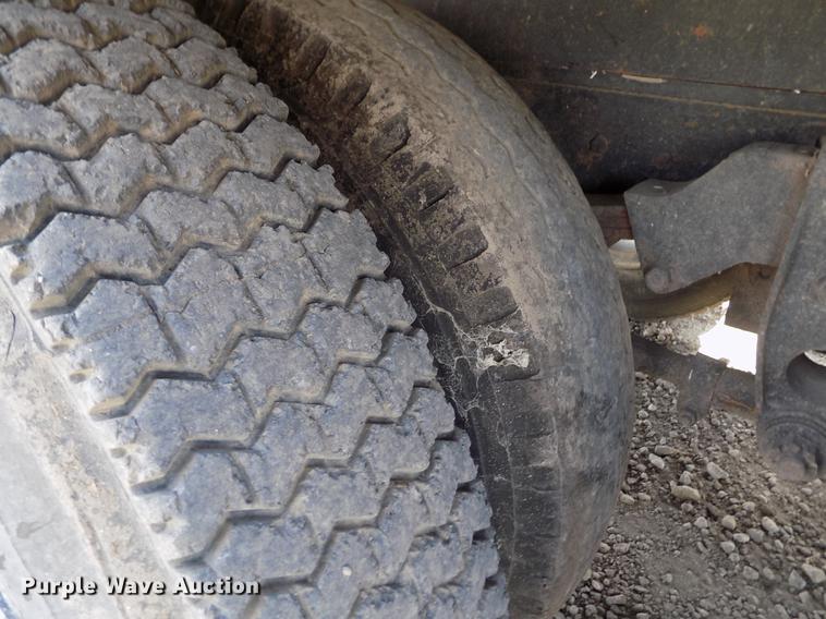 image for item ER9083 1972 Ford 750 grain truck