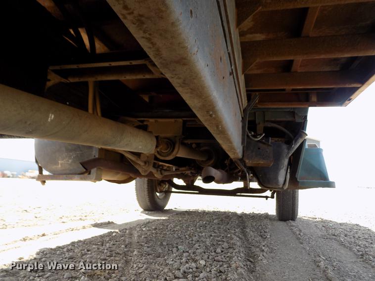 image for item ER9083 1972 Ford 750 grain truck