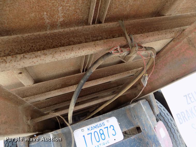 image for item ER9083 1972 Ford 750 grain truck