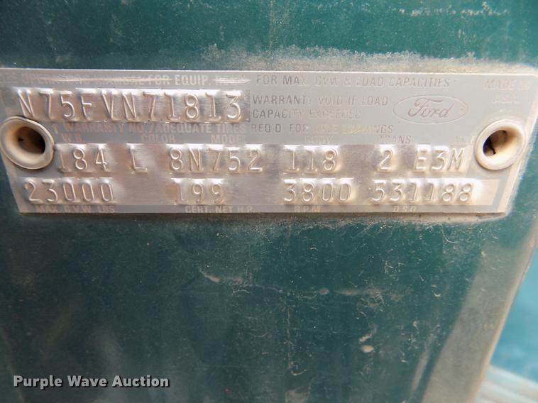 image for item ER9083 1972 Ford 750 grain truck