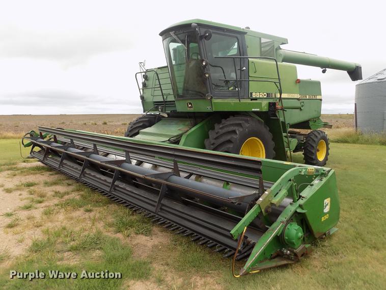 image for item ER9106 1985 John Deere 8820 Titan II combine