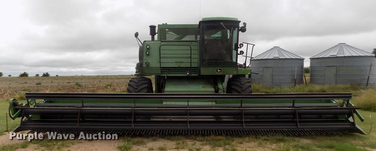 image for item ER9106 1985 John Deere 8820 Titan II combine