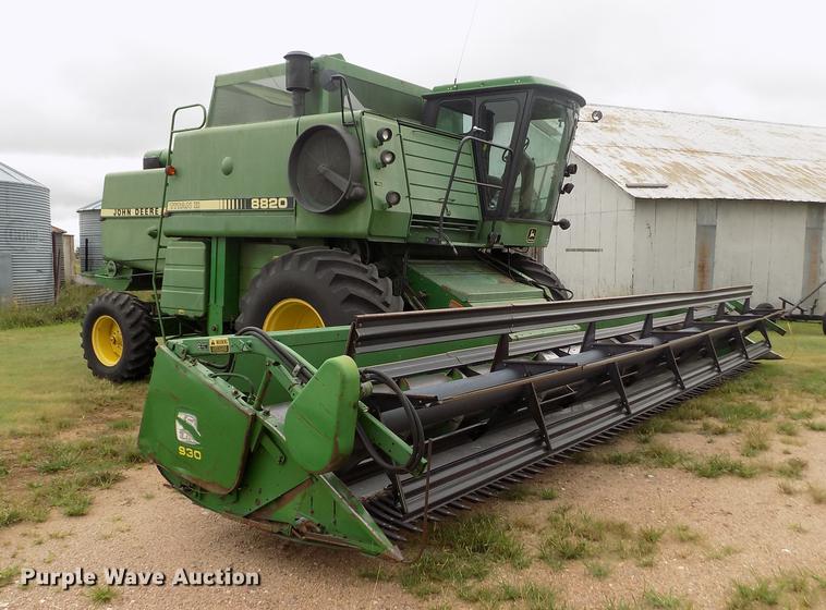 image for item ER9106 1985 John Deere 8820 Titan II combine