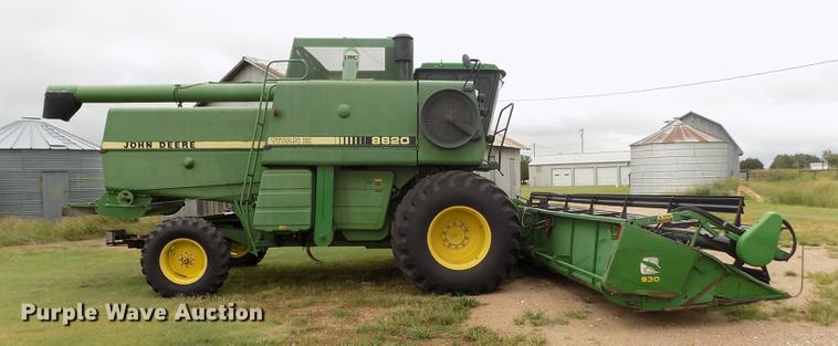 image for item ER9106 1985 John Deere 8820 Titan II combine