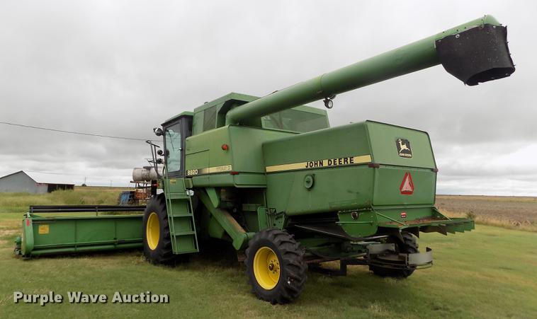 image for item ER9106 1985 John Deere 8820 Titan II combine