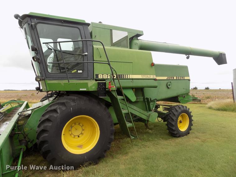 image for item ER9106 1985 John Deere 8820 Titan II combine