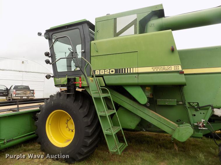 image for item ER9106 1985 John Deere 8820 Titan II combine