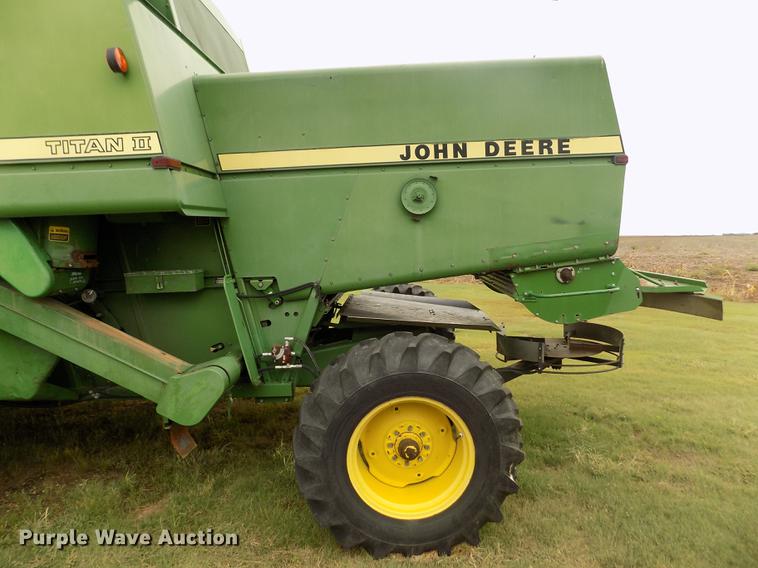 image for item ER9106 1985 John Deere 8820 Titan II combine