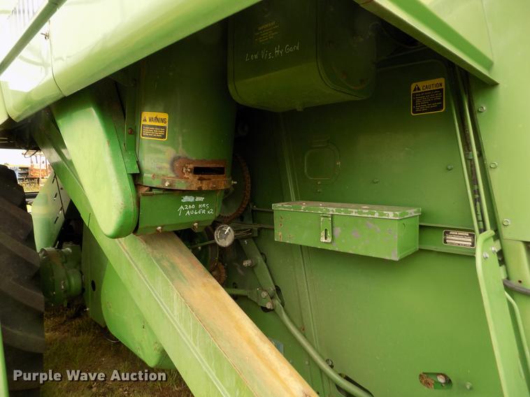 image for item ER9106 1985 John Deere 8820 Titan II combine