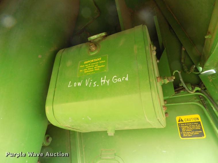 image for item ER9106 1985 John Deere 8820 Titan II combine