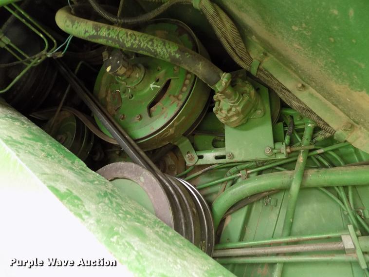 image for item ER9106 1985 John Deere 8820 Titan II combine