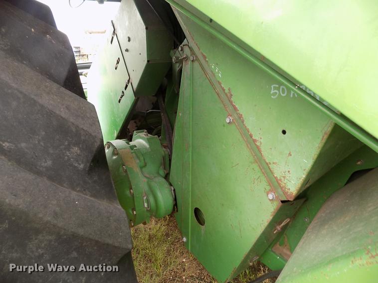 image for item ER9106 1985 John Deere 8820 Titan II combine