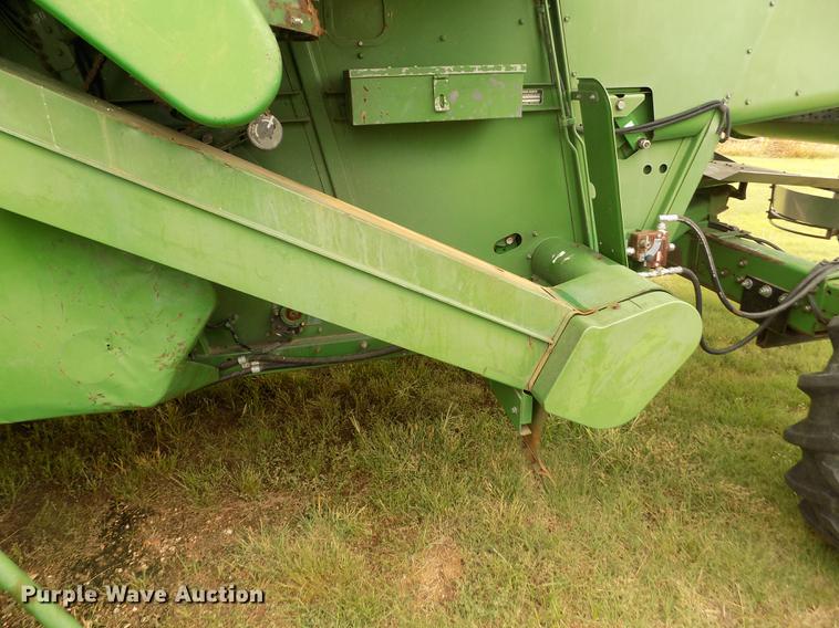 image for item ER9106 1985 John Deere 8820 Titan II combine