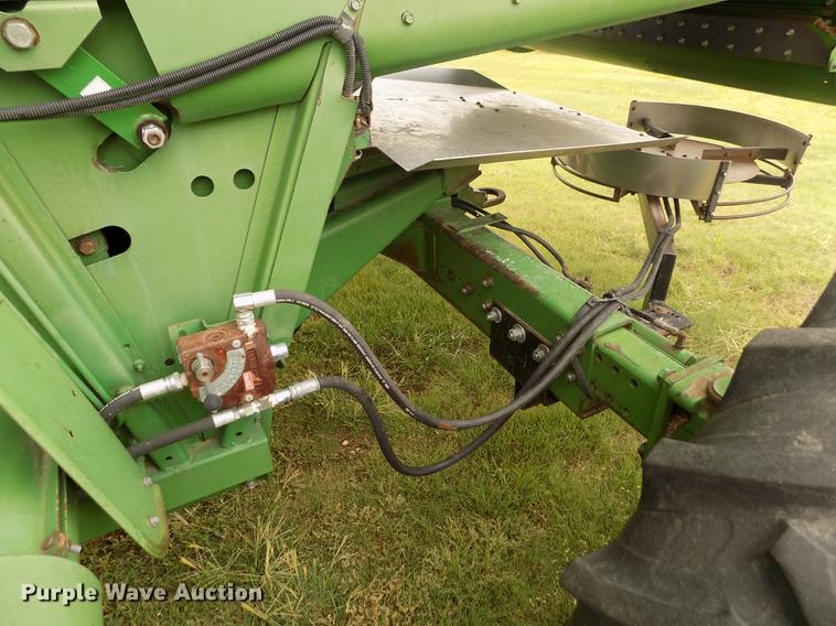 image for item ER9106 1985 John Deere 8820 Titan II combine