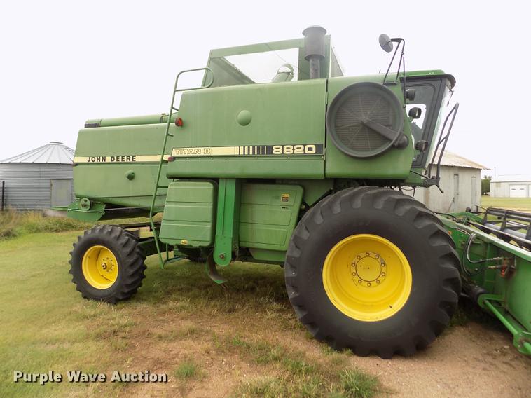 image for item ER9106 1985 John Deere 8820 Titan II combine