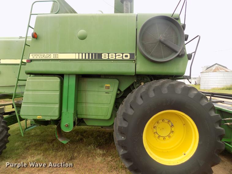 image for item ER9106 1985 John Deere 8820 Titan II combine
