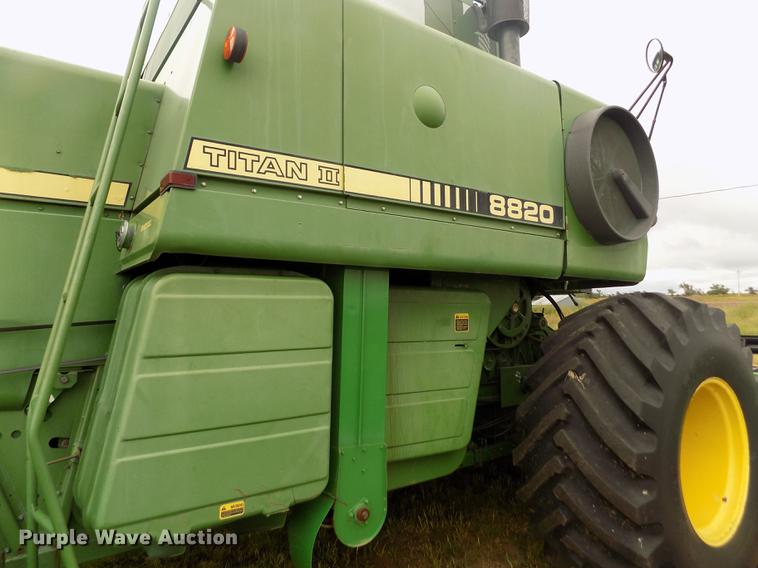 image for item ER9106 1985 John Deere 8820 Titan II combine