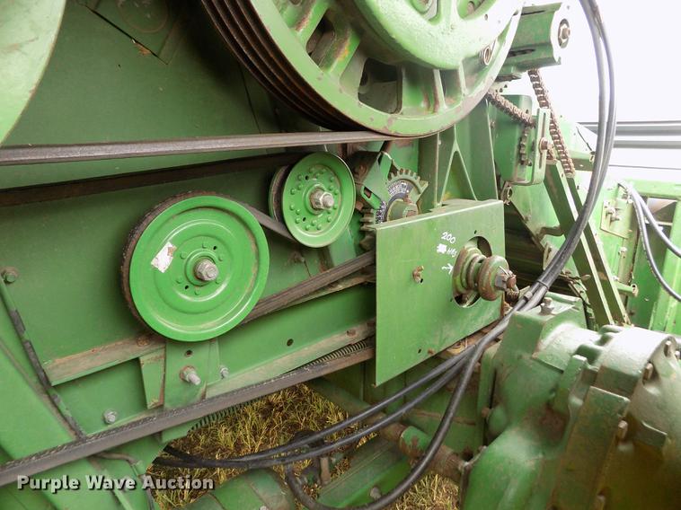 image for item ER9106 1985 John Deere 8820 Titan II combine