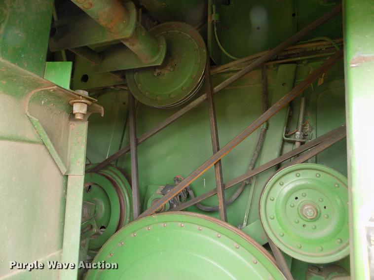 image for item ER9106 1985 John Deere 8820 Titan II combine