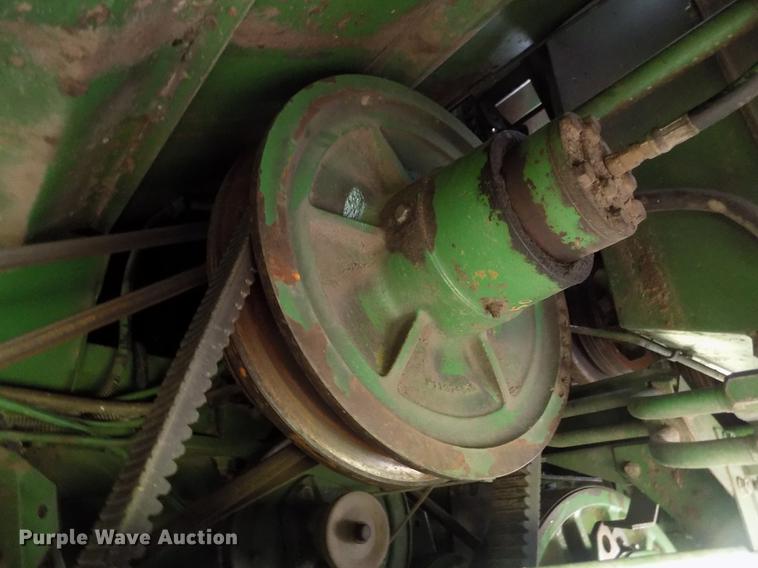 image for item ER9106 1985 John Deere 8820 Titan II combine