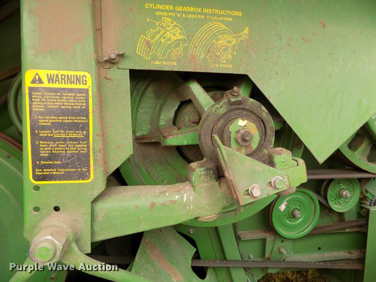 image for item ER9106 1985 John Deere 8820 Titan II combine